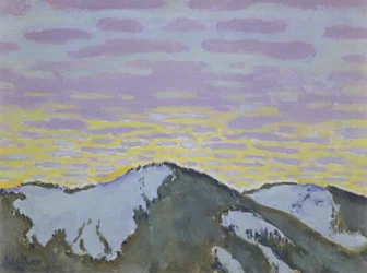 Bergtoppen met gekleurde wolken