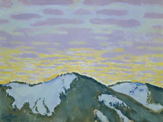 Besneeuwde bergtoppen in de schemering