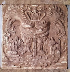 Koreaanse kunst: grijze terracotta baksteen met een voorstelling van een monster. Koninkrijk Baekje (ook Paekche of Paikchei), Korea. 7e eeuw. Nationaal Museum van Korea