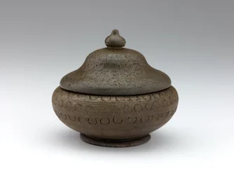 Cineraire urn met ingedrukte decoratie, late 7e eeuw