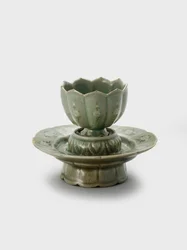 Beker en standaard, laat 12e-begin 13e eeuw (Steengoed met ingelegde slipdecoratie en celadonglazuur)