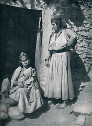 Kabylische vrouwen bij de deur van hun woning aan de Middellandse Zeekust, Algerije, 1912