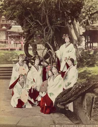 Miko, of Dansen in een tempel in Nara, ca. 1890