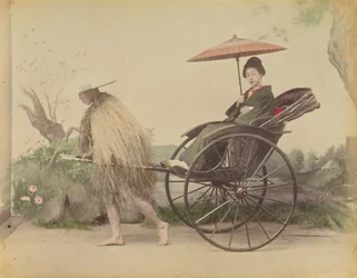 [Vrouw met parasol wordt voortgetrokken in een Jinrikisha door een man met een regenjas van stro].