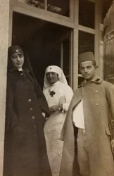 Album van de Eerste Wereldoorlog in Friuli-Venezia Giulia: Portret van twee Rode Kruis verpleegsters met een Oostenrijkse gevangene in Villa Brazzà, thuisbasis van 17 van het ziekenhuis van oorlog in Soleschiano Manzano