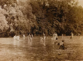 Album van de Eerste Wereldoorlog in Friuli-Venezia Giulia: soldaten tijdens het baden in de rivier Natisone in Premariacco, Udine, Italië