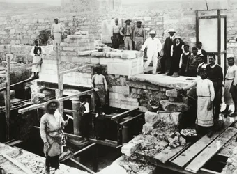 Arthur Evans tijdens de reconstructie van het Minoïsche paleis
