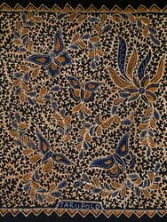 Batik met traditionele vlinder- en bloemversiering, Java, Indonesië (detail)
