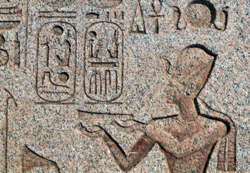 Obelisk met reliëfs en inscripties van Ramses II, Grote Tempel van Amon, Tanis, Egypte, Egyptische beschaving, Nieuwe Koninkrijk, Dynastie XIX