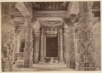 Deuropening en bovenste pilaren, Delwara Tempel, Mount Abu