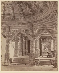 Interieur van Delwara Tempel met pilaren en dakkoepel, Mount Abu