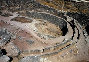 Luchtfoto van de eerste cirkel van graven (koninklijke begraafplaats) ontdekt door archeoloog Heinrich Schliemann (1822-1890) in de jaren 1870: site van de oude stad Mycene, in de Peloponnesos (1500-1100 v.Chr.) Griekenland