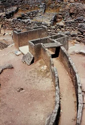 Luchtfoto van de eerste cirkel van graven (koninklijke begraafplaats) ontdekt door archeoloog Heinrich Schliemann: site van de oude stad Mycene, in de Peloponnesos