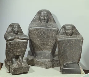 Blokbeelden van Akhamenru, Harwa en Amenemonet, 25e-26e Dynastie