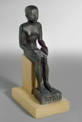 Beeldje van de god Imhotep, de ogen ingelegd met koper en goud (brons)
