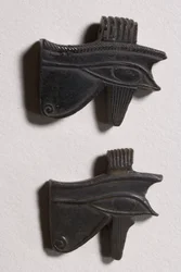 Twee wedjat-oog amuletten (obsidiaan)