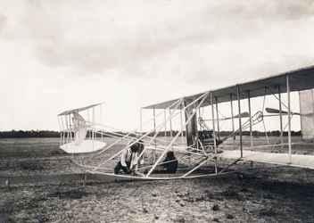 Leon Bollee werkt aan het vliegtuig van de gebroeders Wright