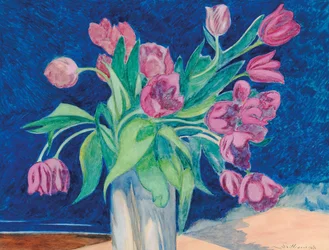 Roze tulpen in een vaas, op de achtergrond een zeegezicht met duinen, 1935