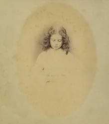 Edith Liddell zittend naast een vaas met vingerhoedskruid, 1860