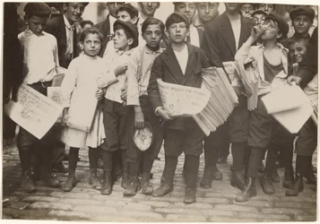 [Menigte van Newsies, inclusief één meisje].