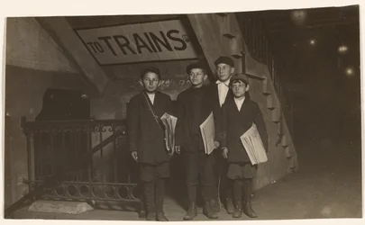 [Vier Newsies bij een ingang van de metro, New York City].