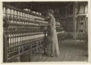In een ouderwetse textielfabriek (spinner).