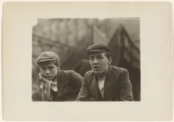 Twee jongens met jassen en petten, New Jersey