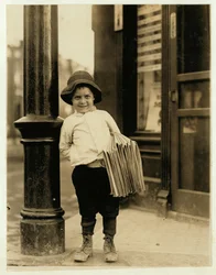 6-jarige krantenjongen, bekend als Little Fattie en slechts 3 ft 4 ins lang, werkt al een jaar in St. Louis, Missouri, 1910