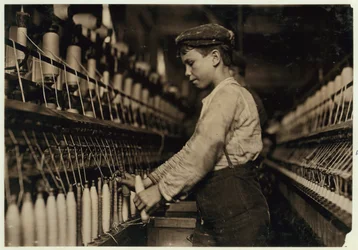 Een doffer vervangt volle spoelen in Globe Cotton Mill, Augusta, Georgia, 1909