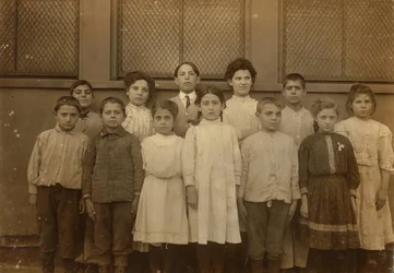 Een groep immigrantenkinderen op de Washington School in Boston, Massachusetts