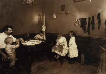 Annie Fedele werkt aan haakwerk in de keuken van haar huurhuis in Sommerville, Massachusetts