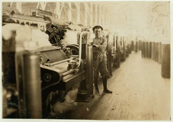 Jongen veegt bij kaardmachines in Lincoln Cotton Mills, Evansville, Indiana op kousenvoeten op een gladde vloer, 1908