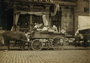 Jongens verkopen groenten op de markt in Boston, Massachusetts