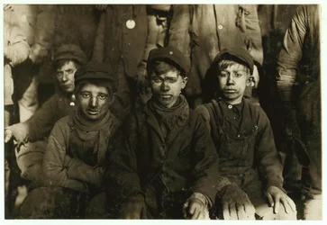 Breaker boys (die kolen met de hand sorteren) bij Hughestown Borough Coal Co. Pittston, Pennsylvania, 1911
