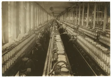 Kinderen die werken in de spinzaal van Cornell Mill, Fall River, Massachusetts, 1912