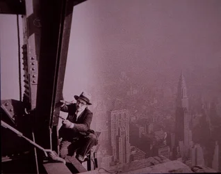 Empire State Building in aanbouw, een inspecteur controleert het werk