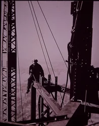 Empire State Building in aanbouw, met bouten en moersleutel