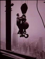 Empire State Building in aanbouw, toont een lid van de kraanploeg