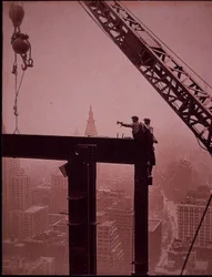 Empire State Building in aanbouw, plaatsing van een stalen balk