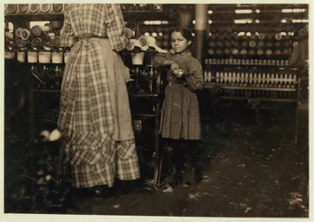 Fannie, 48 inch hoog, 7 jaar oud, een van de 19 kinderen die haar zus helpen in Elk Mills, Fayetteville, Tennessee, 1910