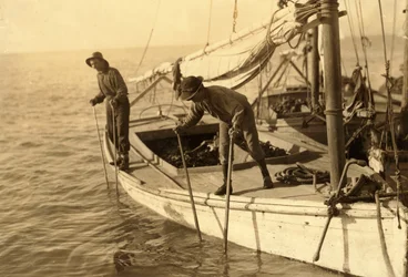 Fred, een jonge oestervisser, aan het werk op een oesterboot in Mobile Bay, het Rif, vlakbij Bayou La Batre