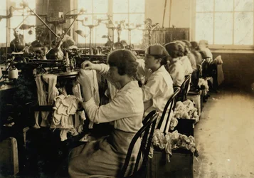 Meisjes maken kousen in de Ipswich Mills in Boston, Massachusetts