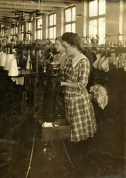 Meisjes maken kousen in de Ipswich Mills in Boston, Massachusetts