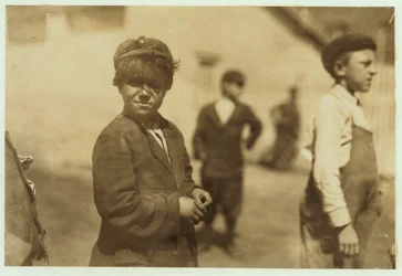 Joe (Jose) Mello, 8 of 9 jaar oud, werkt als molenveger in New Bedford, Massachusetts, 1911