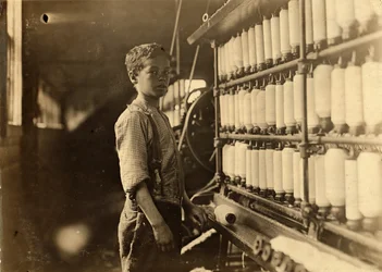 John Dempsey, 11 of 12 jaar oud, zaterdagwerker in de mule-spinning kamer bij Jackson Mill, Fiskeville, Rhode Island, 1909