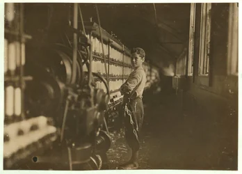 John Dempsey, 11 of 12 jaar oud, zaterdagwerker in de mule-spinning kamer bij Jackson Mill, Fiskeville, Rhode Island, 1909