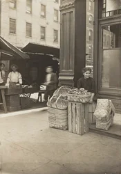 Lena Lochiavo, 11 jaar oud, mand- en pretzelverkoper, op de Sixth Street-markt voor de ingang van de saloon, Cincinnati, Ohio, augustus 1908