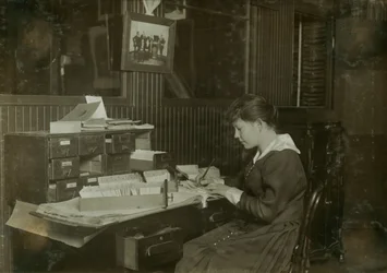 Malvina Amundsen, een 15-jarig kantoormeisje bij de Eastern Talking Machine Co. op 177 Tremont Street in Boston, Massachusetts.