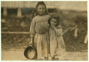 Maud en Grade Daly, 5 en 3 jaar oud, pellen elke dag een pot garnalen voor de Peerless Oyster Company, Bay St. Louis, Mississippi, 1911