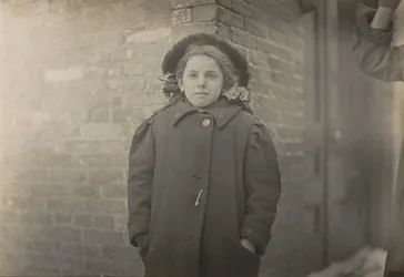 Mery Horn, een gebochelde toestand verergerd door de zware lading papieren die ze droeg..., maart 1909